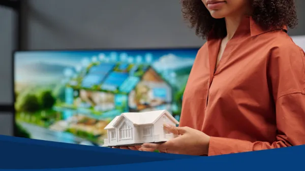 Joven arquitecta presentando un modelo de casa ecológica con paneles solares, ideal para publicar en portales inmobiliarios.